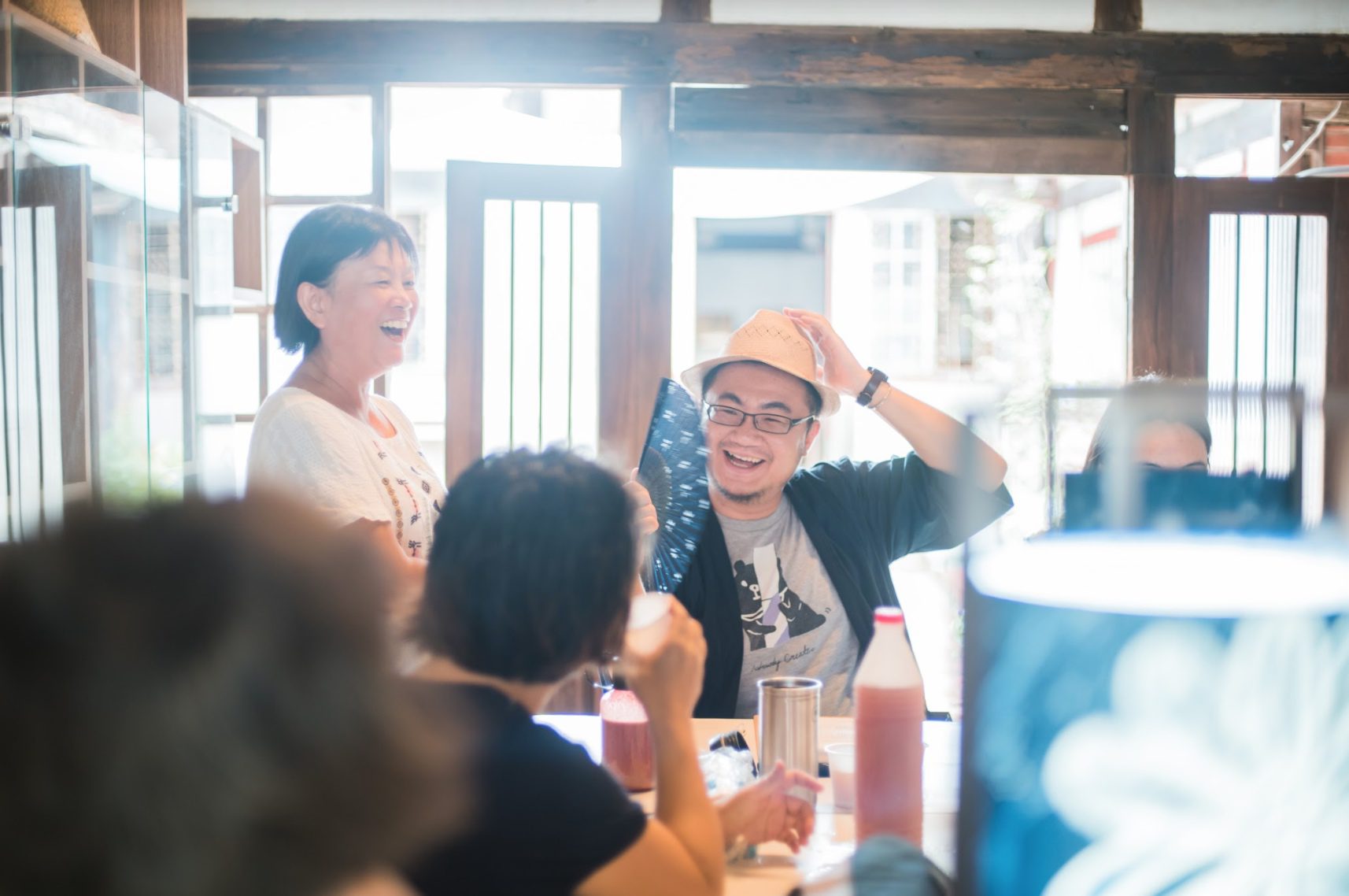 品牌設計團隊與社區居民共同設計產品，災後社區重建中的品牌協作。