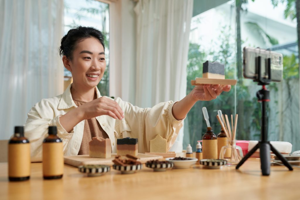 什麼是品牌？品牌是顧客對你公司或產品的整體印象，包括他們的感受、記憶，甚至是對你的期待。
簡單來說，品牌就像是你企業的靈魂。它不僅僅是外表（Logo），更是內在的特質、價值觀，以及你給顧客的獨特體驗。
