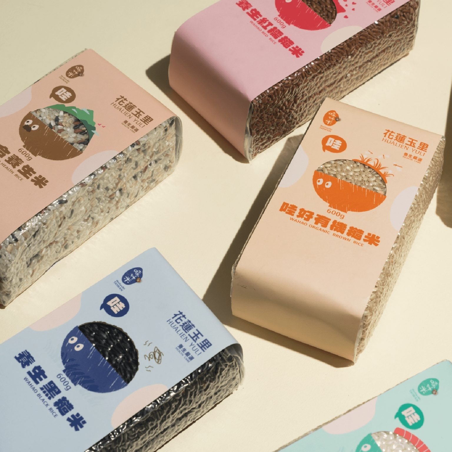 花蓮哇好米包裝設計細節特寫，真空包裝與米粒角色插畫標籤