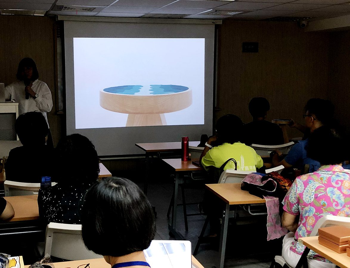 使用當地植物染料的天然染色產品，展示永續工藝與本土文化結合的美學。