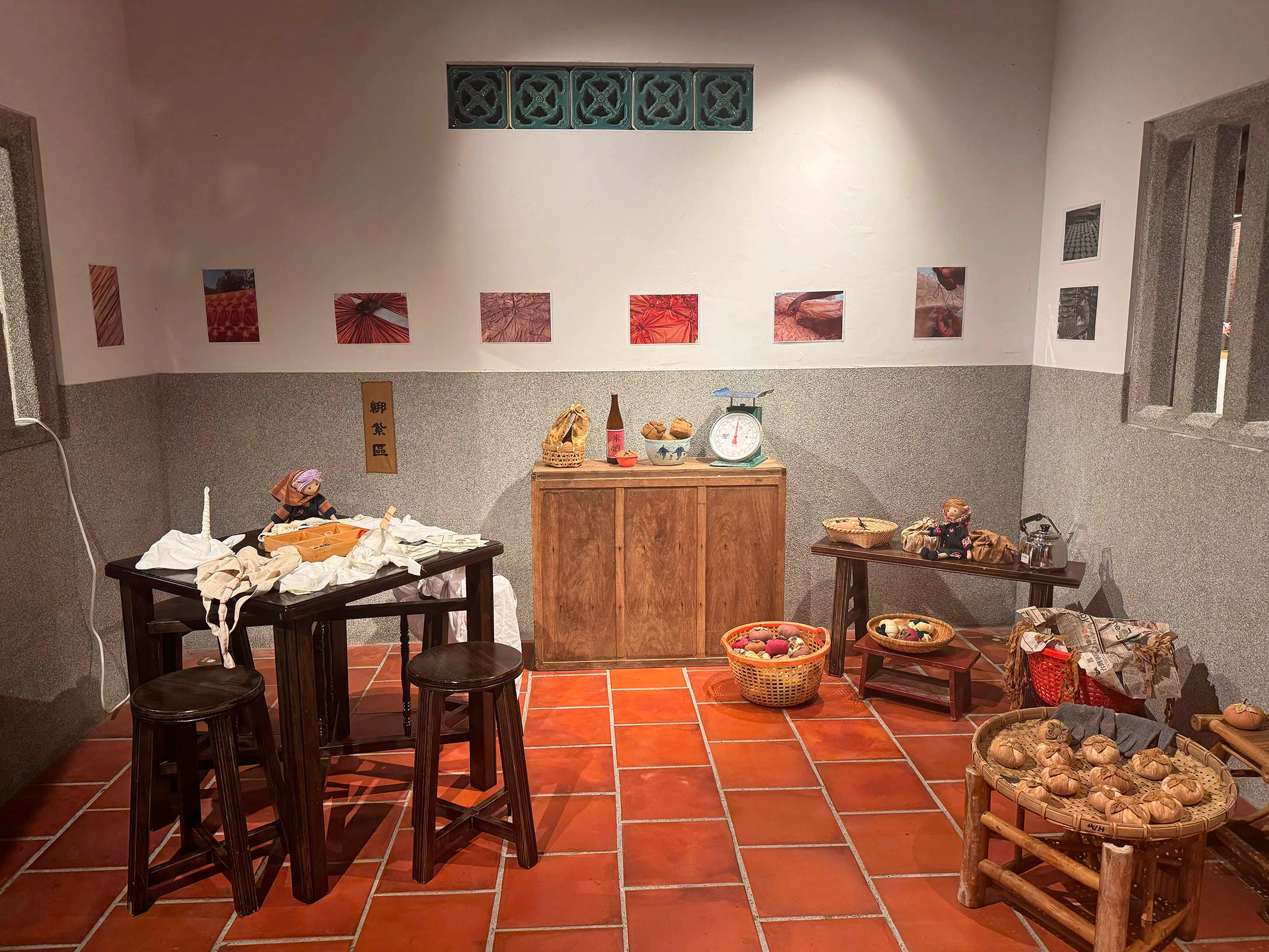 KIRKIR品牌在百貨公司展出的植物染仿真作品,展示了工藝的獨特性與文化價值。